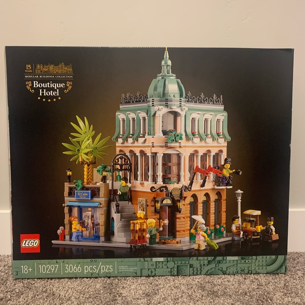 [SOLD] LEGO Icons Boutique Hotel Set